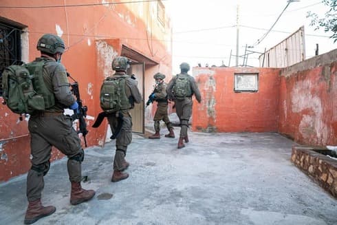 Operación de las FDI para encontrar al asesino de Esther Horgan en diciembre. (Unidad de Portavoces de las FDI) Soldados israelíes buscan al terrorista que asesinó a Esther Horgan, que fue hallada muerta este mes en un bosque de Samaria.