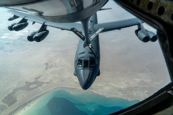 Un bombardero fue reabastecido con gasolina frente a la costa de Tel Aviv. (U.S. Air Force photo by Senior Airman Roslyn Ward) Un bombardero es reabastecido con gasolina frente a la costa de Tel Aviv.