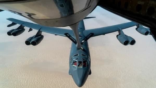 Un bombardero es reabastecido con gasolina frente a la costa de Tel Aviv.