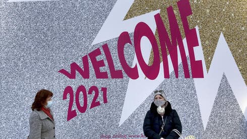 Un mural da la bienvenida al 2021 en una pared de Berlín. 