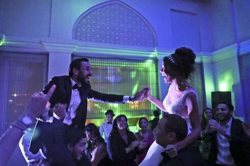 Una pareja de israelíes, Noemie Azerad y Simon David Benhamou, durante su fiesta de bodas en un hotel en Dubai. (AP) Una pareja de israelíes, Noemie Azerad y Simon David Benhamou, durante su fiesta de bodas en un hotel en Dubai.