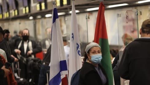 Israelíes en el aeropuerto Ben Gurion esperando para abordar un vuelo a Dubai. 