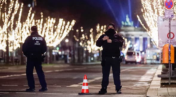 Agentes de policía hacen cumplir el toque de queda en Berlín en la víspera de Año Nuevo. (AFP) Agentes de policía hacen cumplir el toque de queda en Berlín en la víspera de Año Nuevo.
