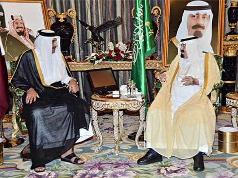 El rey saudita, Abdullah bin Abdul Aziz al-Saud, con el emir de Catar, Sheikh Tamim bin Hamad al-Thani, en una reunión diplomática de hace algunos años. (AFP) Abdullah bin Abdul Aziz al-Saud con el emir de Catar, Sheikh Tamim bin Hamad al-Thani, en una reunión diplomática de hace algunos años.
