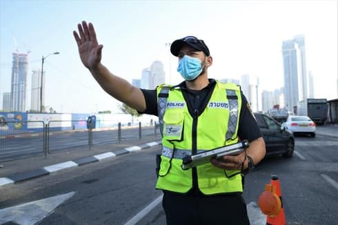 Un oficial de policía hace cumplir el cierre en Tel Aviv a principios de año. (Policía de Israel) Un oficial de policía hace cumplir el cierre en Tel Aviv a principios de año.