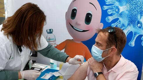 Un hombre recibe la primera dosis de la vacuna contra el COVID-19 el lunes en Tel Aviv. 