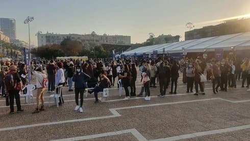 Fila de personas frente a un centro de vacunación en Tel Aviv. 