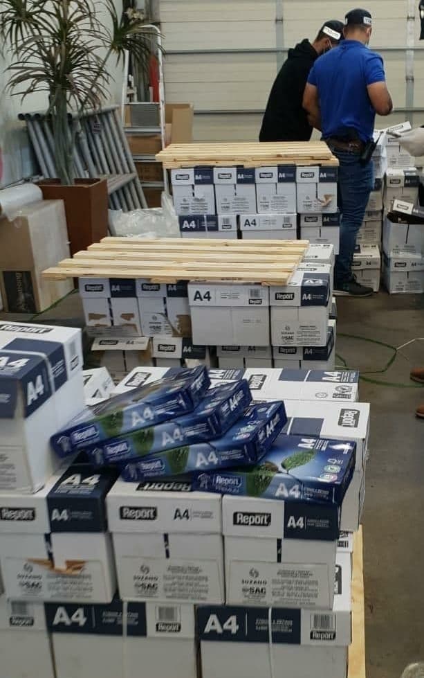 La droga estaba camuflada en resmas de hojas de papel. 