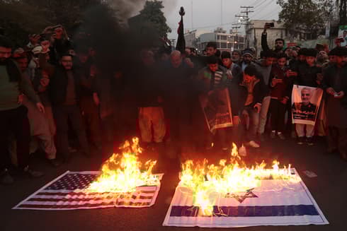 Iraníes en Teherán queman banderas estadounidenses e israelíes para protestar por el asesinato de Qasem Soleimani a manos de Estados Unidos. (EPA) Iraníes en Teherán queman banderas estadounidenses e israelíes para protestar por el asesinato de Qasem Soleimani a manos de Estados Unidos.