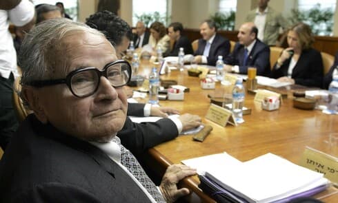 En 2006 el partido de jubilados Gil logró 7 bancas en la Knesset y su líder, Rafi Eitan, se convirtió en ministro. (AFP) Rafi Eitan Jubilados