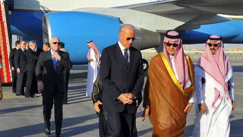 Funcionarios sauditas dan la bienvenida en 2011 a quien entonces era vicepresidente de Estados Unidos, Joe Biden. (AFP vía Getty ) Funcionarios sauditas dan la bienvenida en 2011 a quien entonces era vicepresidente de Estados Unidos, Joe Biden.