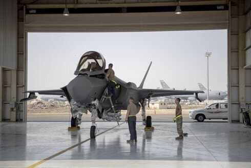 Un piloto y la tripulación de un avión de combate F-35 se preparan para una misión en la Base Aérea de Al-Dhafra en los Emiratos Árabes Unidos. (AP ) Un piloto y la tripulación de un avión de combate F-35 se preparan para una misión en la Base Aérea de Al-Dhafra en los Emiratos Árabes Unidos.