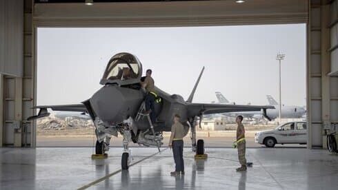 Un piloto y la tripulación de un avión de combate F-35 se preparan para una misión en la Base Aérea de Al-Dhafra en los Emiratos Árabes Unidos. 