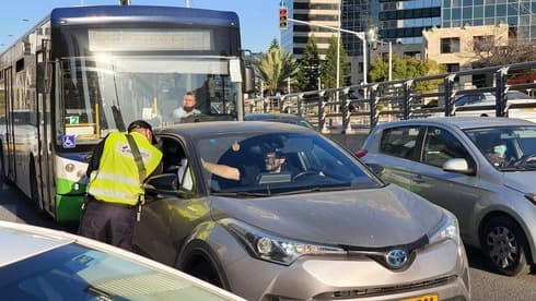 La policía verifica que los israelíes solamente se trasladen por motivos definidos como esenciales. (Shmulik Davidpur) Cierre Israel