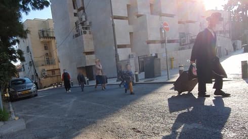 Las escuelas reabren en el barrio Mea Shearim de Jerusalem a pesar del cierre general. 