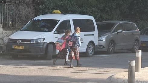 Las escuelas siguen abiertas en un barrio ultraortodoxo de Jerusalem a pesar del cierre general. 
