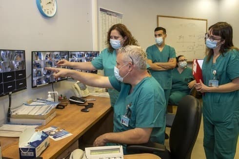 El profesor Zvi Friedlander con el personal médico en el Centro Médico Hadassa de Jerusalem. (Amit Shabi) El profesor Zvi Friedlander con el personal médico en el Centro Médico Hadassa de Jerusalem.