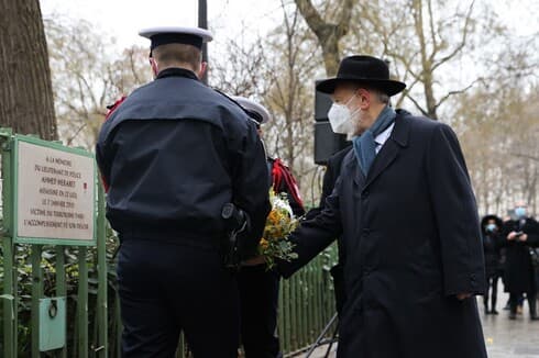 El gran rabino de Francia rinde homenaje a un policía asesinado durante el ataque a la revista Charlie Hebdo. (AFP) El gran rabino de Francia rinde homenaje a un policía asesinado durante el ataque a la revista Charlie Hebdo.