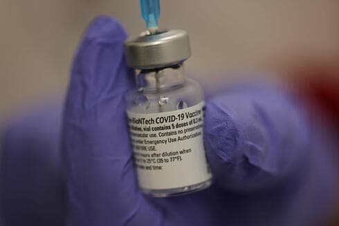 Vial con una dosis de la vacuna contra el COVID-19. 