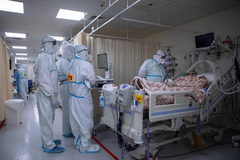 Médicos con un paciente en la sala de coronavirus del Centro Médico Shaare Zedek en Jerusalem. 