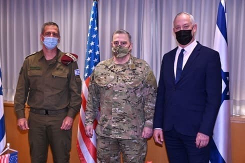 El Jefe de Estado Mayor de las FDI, Aviv Kochavi, el Jefe del Estado Mayor Conjunto de Estados Unidos, el general Mark Milley, y el ministro de Defensa Benny Gantz, reunidos en Israel en diciembre de 2020. 