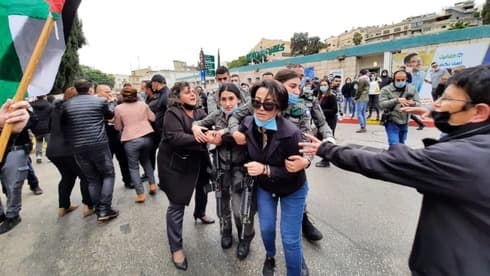 La exparalmentaria árabe Hanin Zoabi fue detenida durante las protestas contra Netanyahu en Nazaret. (Aviahu Shapira) La exparalmentaria árabe Hanin Zoabi fue detenida durante las protestas contra Netanyahu en Nazaret.