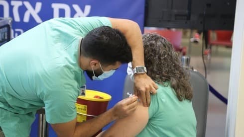 Personal de salud recibe la segunda dosis de la vacuna contra el coronavirus en Tel Aviv. (Motti Kimchi) Personal de salud recibe la segunda dosis de la vacuna contra el coronavirus en Tel Aviv.