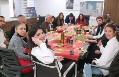 La ministra Miri Regev y empleados de su oficina celebran un cumpleaños en violación de las directivas sanitarias. (DemocratTV) La ministra Miri Regev y empleados de su oficina celebran un cumpleaños en violación de las directivas sanitarias.