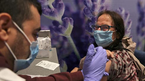Una mujer recibe la vacuna contra el coronavirus en Jerusalem. 