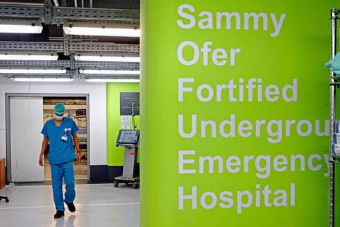 Un médico en el estacionamiento subterráneo del Centro Médico Rambam convertido en sala de cuidados intensivos. (AFP) Un médico en el estacionamiento subterráneo del Centro Médico Rambam convertido en sala de cuidados intensivos.