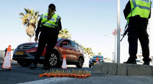 La policía israelí, en Tel Aviv, haciendo cumplir el bloqueo por coronavirus. 