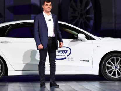 El CEO Amnon Shashua presentando el vehículo autónomo de Mobileye. 
