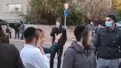 La policía intenta hacer cumplir las restricciones por coronavirus en Jerusalem el viernes. (Pluralist) La policía intenta hacer cumplir las restricciones por coronavirus en Jerusalem el viernes.