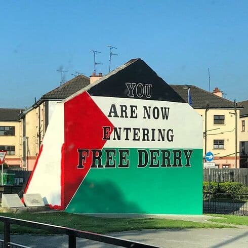 La bandera palestina en la Derry, Irlanda del Norte. (Centro Palestino de Información) La bandera palestina en la Derry, Irlanda del Norte.