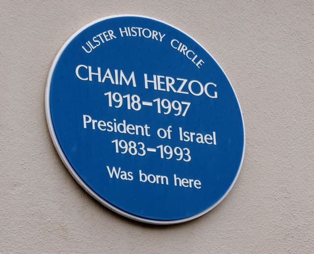 Belfast: el letrero del lugar donde nació el sexto presidente de Israel Chaim Herzog fue retirado por temor a ataques contra los residentes del edificio. Belfast: el letrero del lugar donde nació el sexto presidente de Israel Chaim Herzog fue retirado por temor a ataques contra los residentes del edificio.