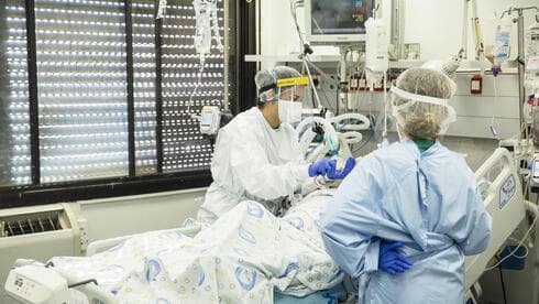 Personal médico atiende a un paciente en la sala de coronavirus del Centro Médico Hillel Yaffe en Hadera. (GettyImages) Personal médico atiende a un paciente en la sala de coronavirus del Centro Médico Hillel Yaffe en Hadera.