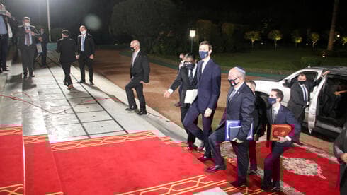 El asesor de seguridad nacional israelí, Meir Ben-Shabbat, (al frente a la derecha), que encabezó la delegación israelí, y el asesor principal de la Casa Blanca de Estados Unidos, Jared Kushner, durante la visita a Rabat, para el restablecimiento de relaciones diplomáticas. (AFP) El asesor de seguridad nacional israelí, Meir Ben-Shabbat, (al frente a la derecha), que encabezó la delegación israelí, y el asesor principal de la Casa Blanca de Estados Unidos, Jared Kushner, durante la visita a Rabat, para el restablecimiento de relaciones diplomáticas.