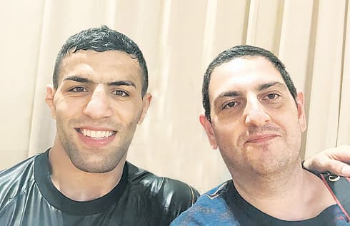 Saeid Molaei con Oren Aharoni, reportero de Yediot Ahronot y Ynet. 