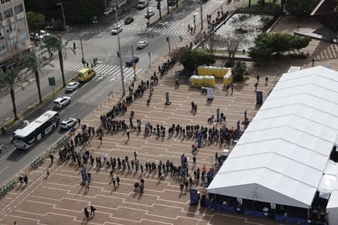 Largas filas para recibir la vacuna en la Plaza Rabin, en Tel Aviv.
