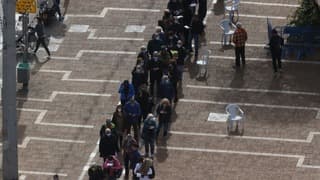 Largas filas para recibir la vacuna en Tel Aviv.