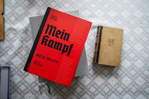 La edición crítica de "Mein Kampf" publicada en Polonia (izquierda) junto a la versión original. (AFP) Mein Kampf.