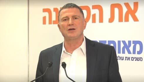 El ministro de Salud, Yuli Edelstein, instó a los israelíes a vacunarse. (Moshe Mizrahi ) El ministro de Salud, Yuli Edelstein, en un centro de vacunación en Beit Shemesh.