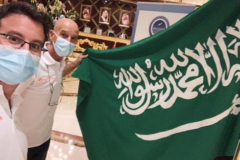 Los israelíes Omer y Danny Pearl se toman una selfie con una bandera saudí antes del inicio del Rally Dakar en un hotel en Jeddah, Arabia Saudita. (Reuters) Los israelíes Omer y Danny Pearl se toman una selfie con una bandera saudí antes del inicio del Rally Dakar en un hotel en Jeddah, Arabia Saudita.