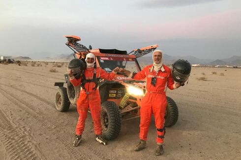Los israelíes Danny Pearl y Charly Gotlib junto a su prototipo de vehículo ligero, durante su participación en el Rally Dakar. (Reuters) Los israelíes Danny Pearl y Charly Gotlib junto a su prototipo de vehículo ligero, durante su participación en el Rally Dakar.