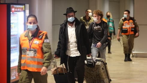 Israelíes que regresan de Dubai son trasladados a hoteles para ser aislados. (Motti Kimchi) Israelíes que regresan de Dubai son trasladados a hoteles para ser aislados.