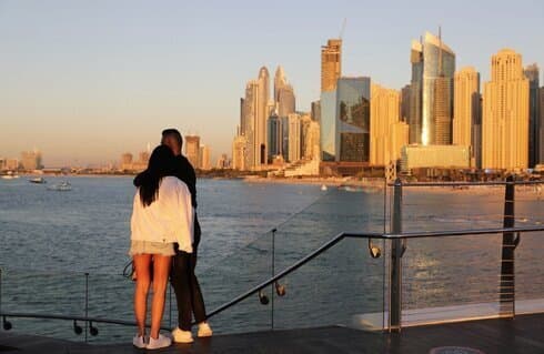 Turistas miran la caída del sol en Dubai, Emiratos Árabes Unidos. 