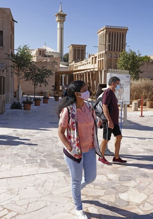 Turistas, con su correspondiente barbijo, recorren las calles de Dubai. 