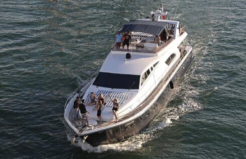 Fiesta de turistas en un yate en Dubai. 