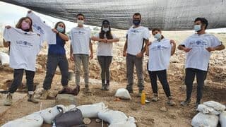 Estudiantes del Instituto de Hanaton en la zona de excavación. 