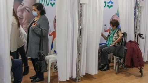 Centro de vacunación de Clalit en Rishon LeZion. 
